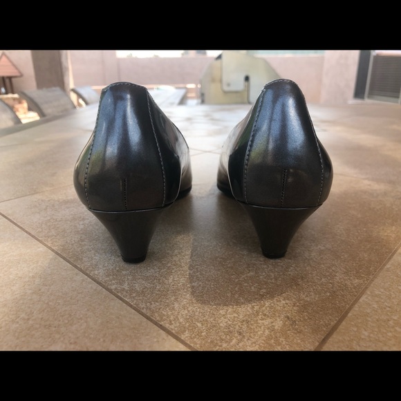 🎅🏻 DESIGNER ANNE KLEIN METALLIC SILVER 1.75” HEEL PUMPS SIZE 6M - Picture 4 of 8